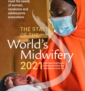 Extrait de la page couverture du rapport. Une femme portant un masque bleu et un voile orange tient un nouveau-né.