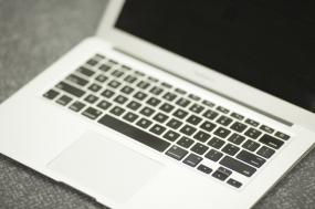 Un ordinateur portable.