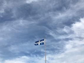 Photographie à l'extérieur du drapeau du Québec.