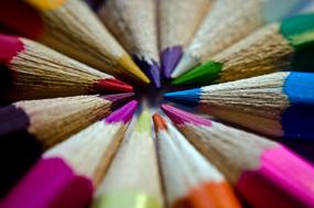 Des crayons de bois de différentes couleur se rejoignent à la mine des crayons.