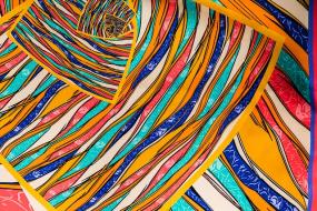 Photographie de tissus colorés.