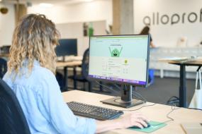 Photographie d'une travailleuse d'Allo Prof devant son ordinateur.