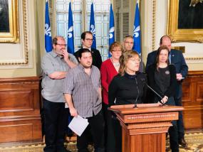 Vue sur la conférence de presse avec les représentants de la coalition et des élu-es.