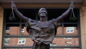 Photographie d'une statue de la justice.