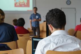 Vue sur une salle de classe.