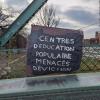 Une photographie de bannière où il est écrit : Centres d'éducation populaire menacés d'éviction.