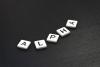 Photographie de lettres Scrabble formant le mot "alpha".