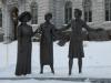 Photographie du monument de l'Assemblée nationale en hommage aux femmes en politique.