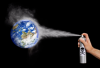 Une main tient une canette d'aérosol avec le pictogramme de toxicité. Au bout du nuage de fumée, la planète terre.